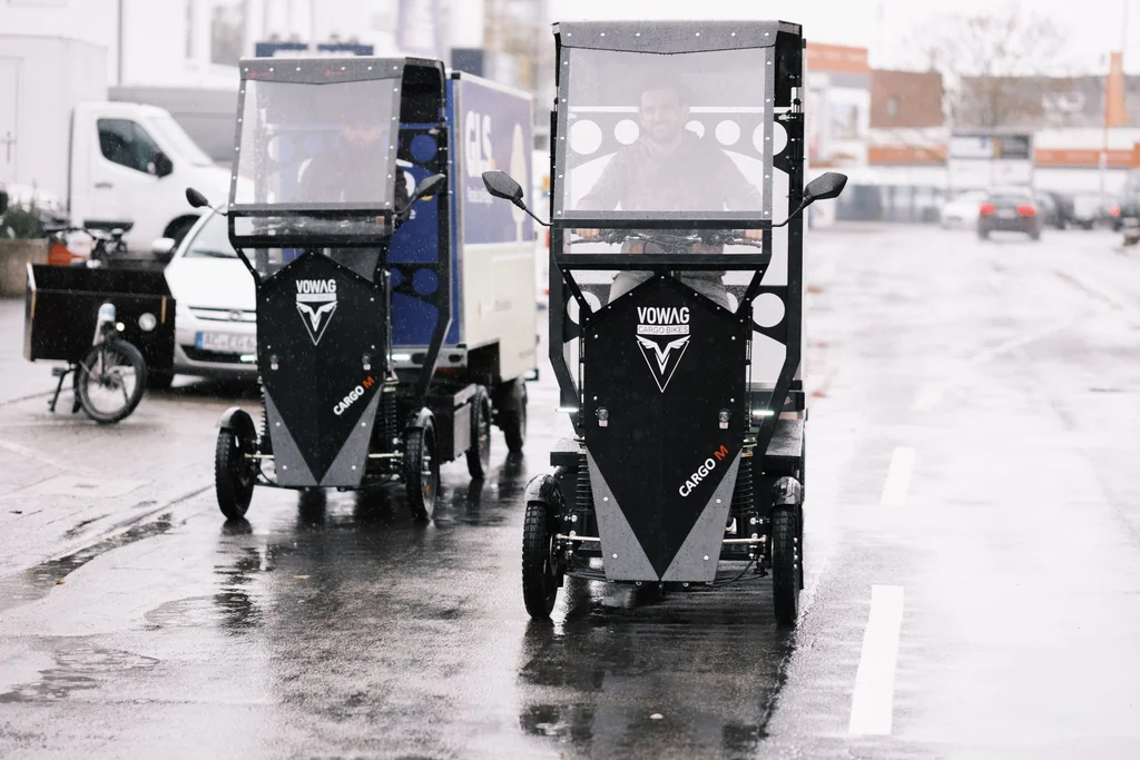 Zwei VEMO-Lastenräder im Regen