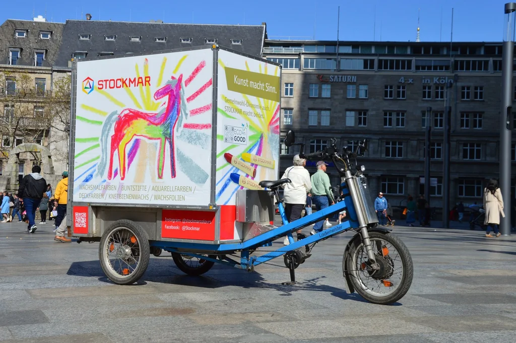 VEMO-Lastenrad mit großer Transportbox in der Stadt