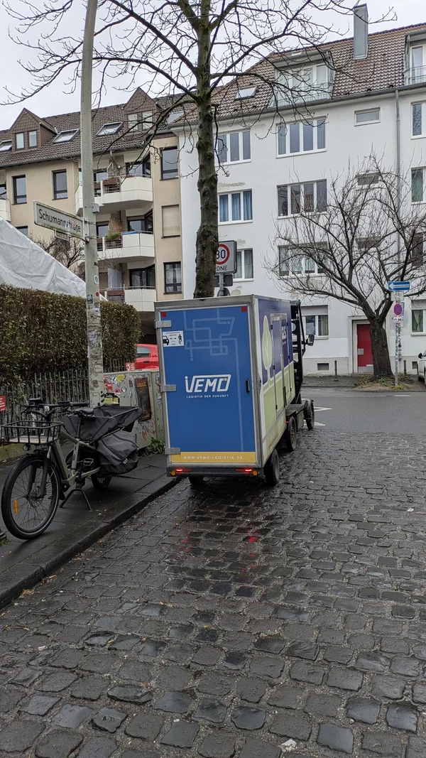 Lastenrad mit Anhänger auf einer Bonner Straße