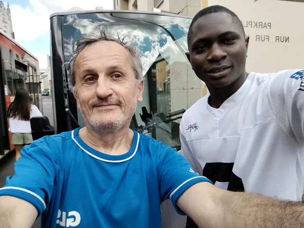 Zwei Fahrer machen ein Selfie am Lastenrad