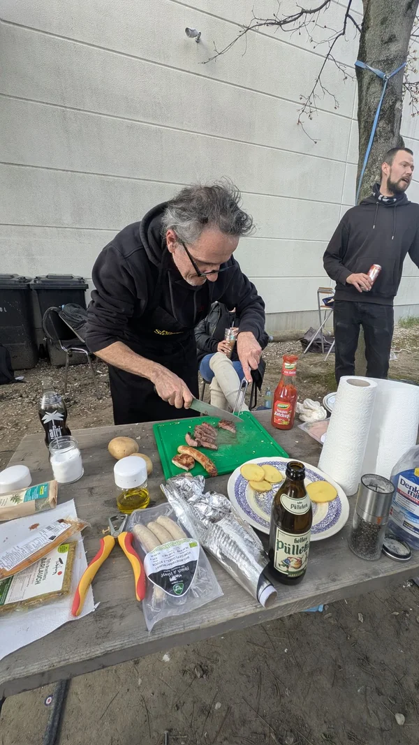 Gemeinsames Kochen im Team am Depot