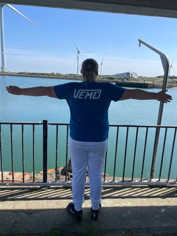 Kollege im VEMO-Shirt am Wasser